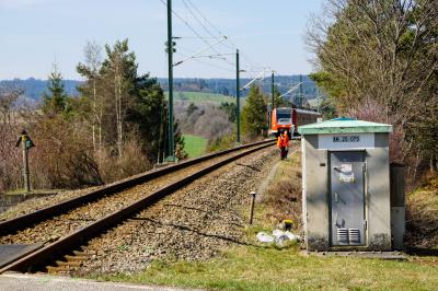 Dornstetten: Regionalzug erfasst PKW auf einem Bahnuebergang 